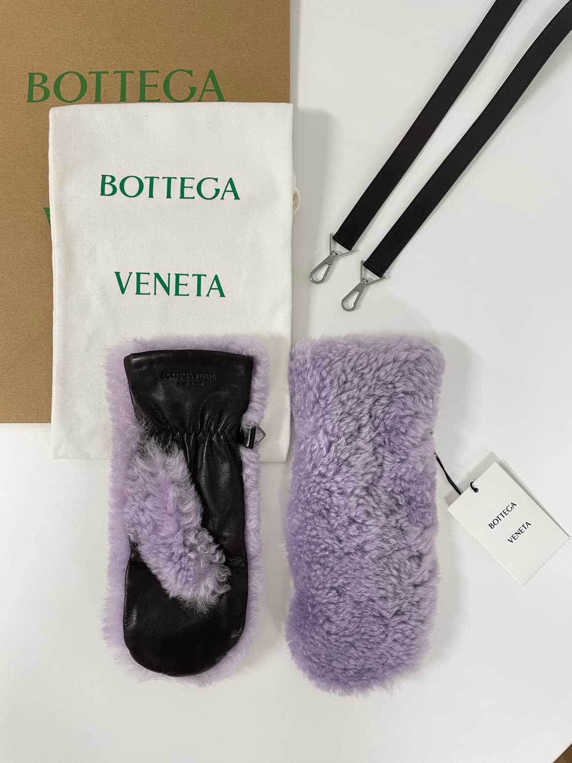 새상품 보테가 베네타 테디 시어링 레더 벙어리 장갑 라벤더 컬러 상품이미지1