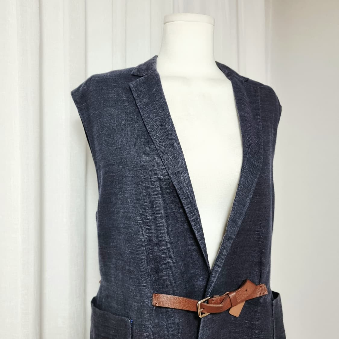 미스지컬렉션 레더트리밍 린넨실크혼방 데님 롱베스트 롱조끼 (55-66) 상품이미지4