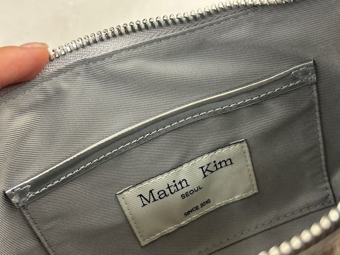 마뗑킴 가방 스터드 레더 실버 숄더백 상품이미지4