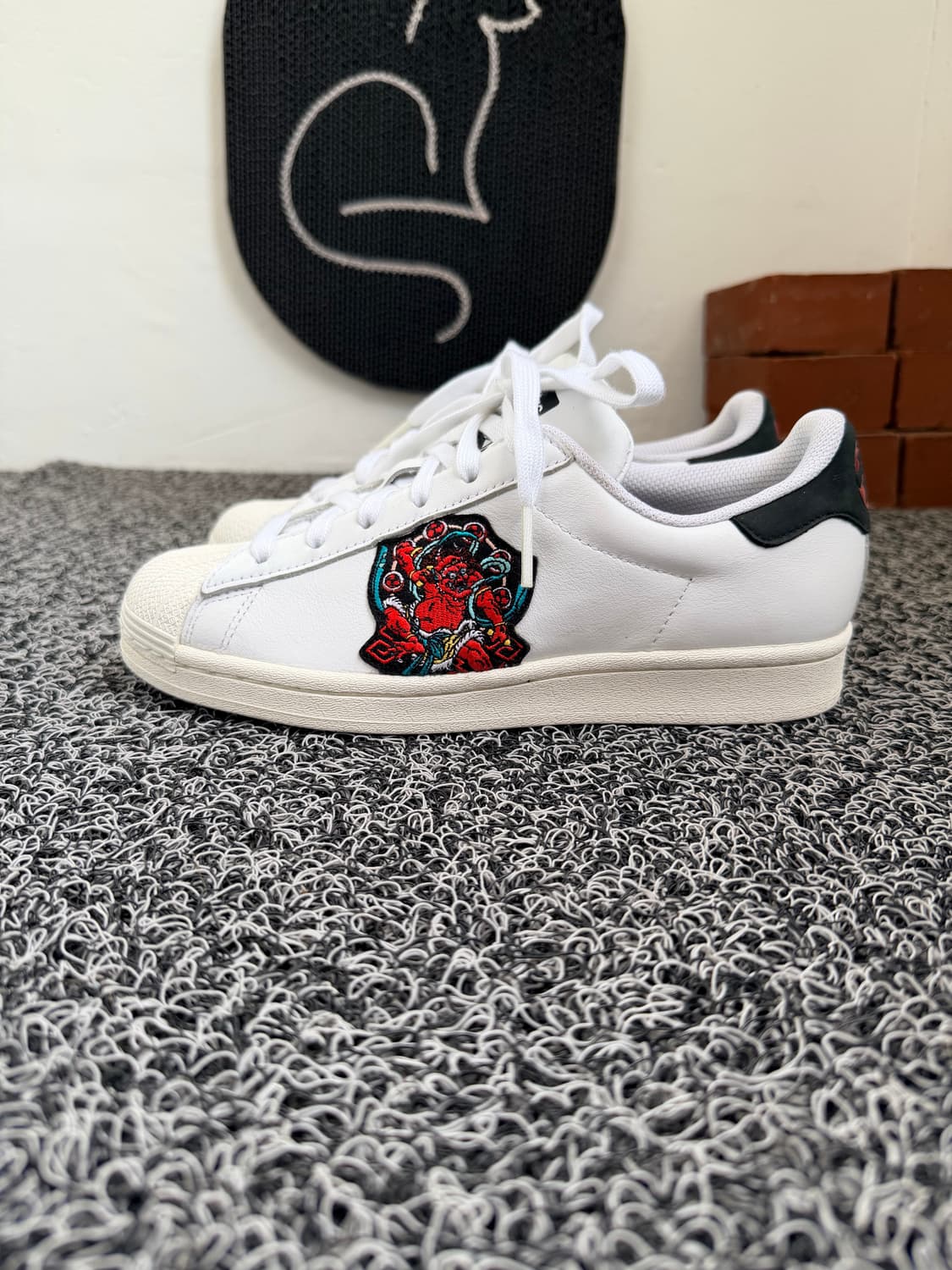 아디다스 슈퍼스타 '풍신뇌신' 커스텀 에디션 (White/Black) 상품이미지1