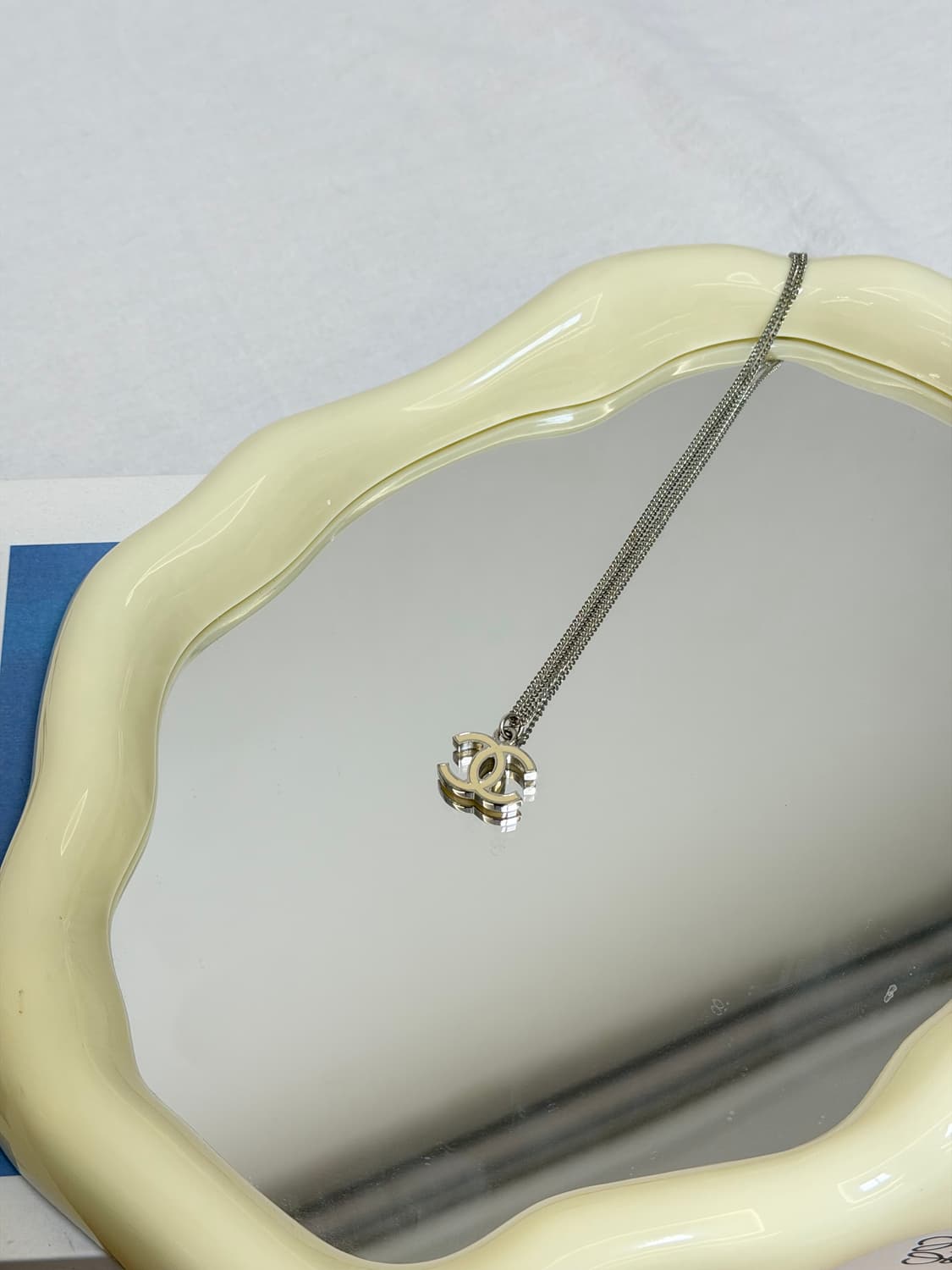 정품 샤넬 제니 CC 로고 실버 에폭시 목걸이 상품이미지1