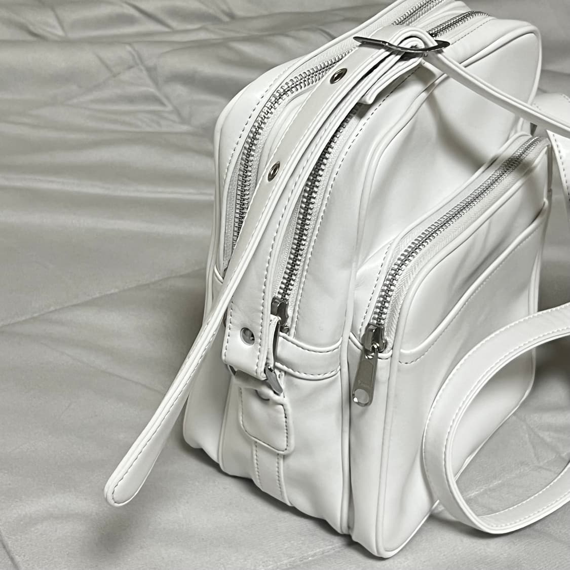 꼼데가르송 크로스백 화이트 상품이미지3