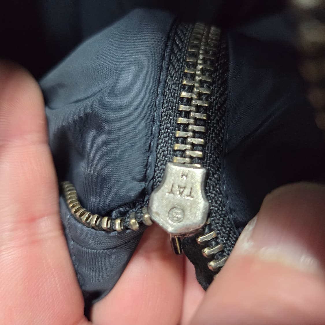 프라다 트라이앵글 경량 구스 패딩 상품이미지4