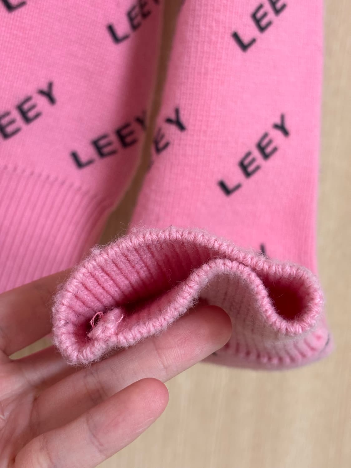 LEEY 브랜드 로고 패턴 핑크 니트 상품이미지2