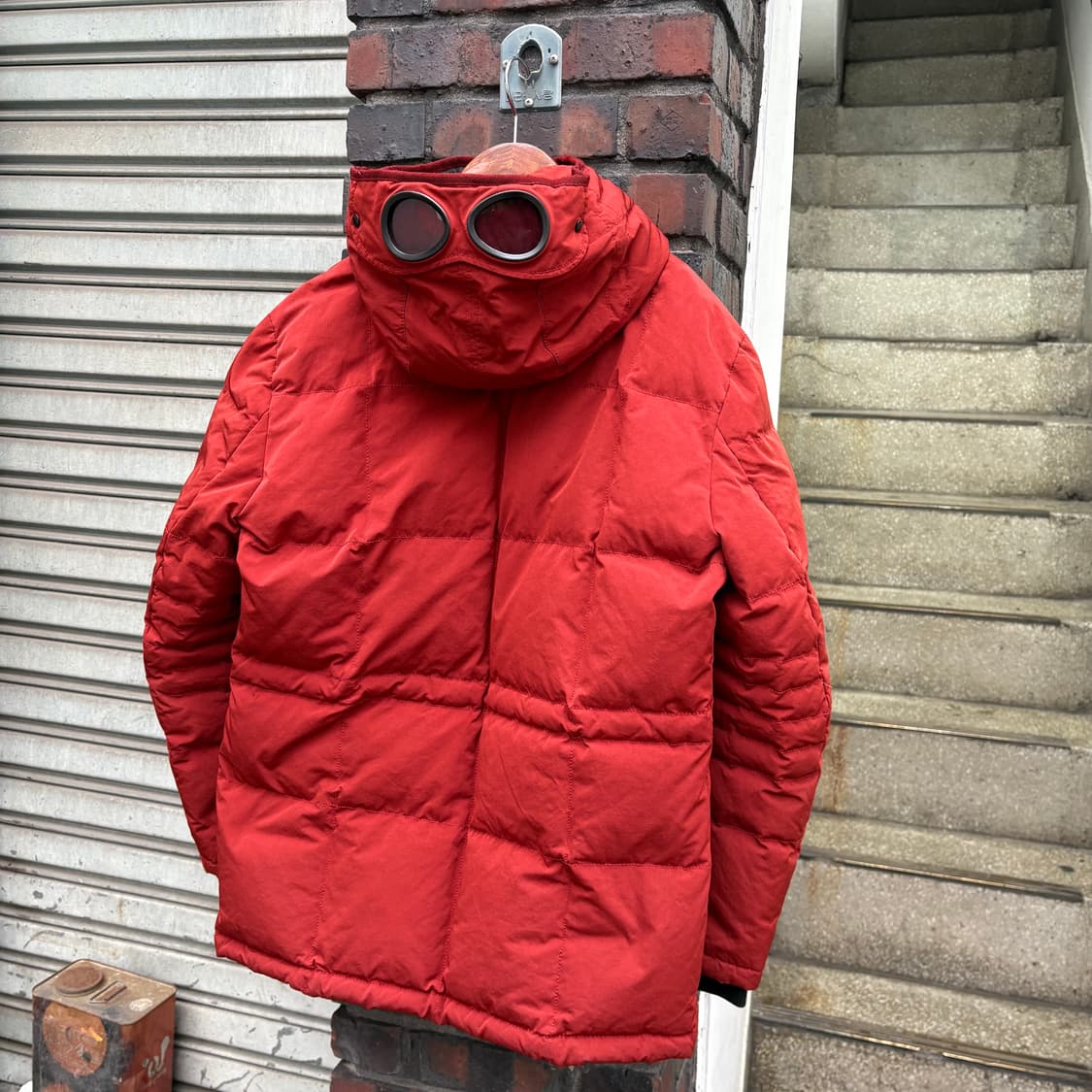 씨피컴퍼니 덕다운 레드 고글 후디드 푸퍼 자켓(탈부착) 상품이미지6