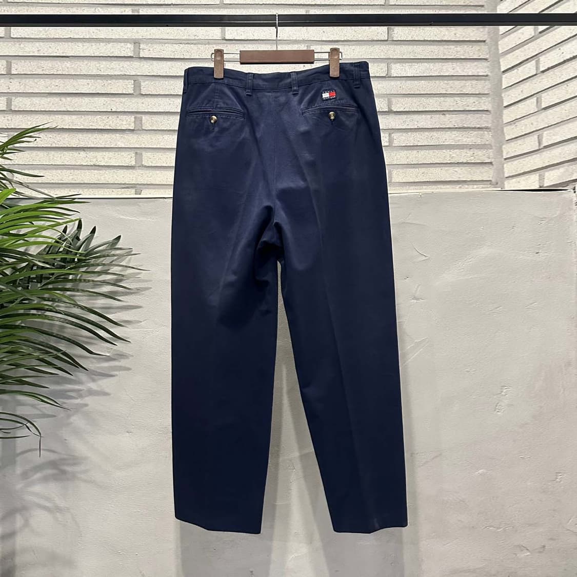 타미힐피거 치노팬츠 핀턱 뒷면 패치 로고 디테일 네이비 상품이미지2