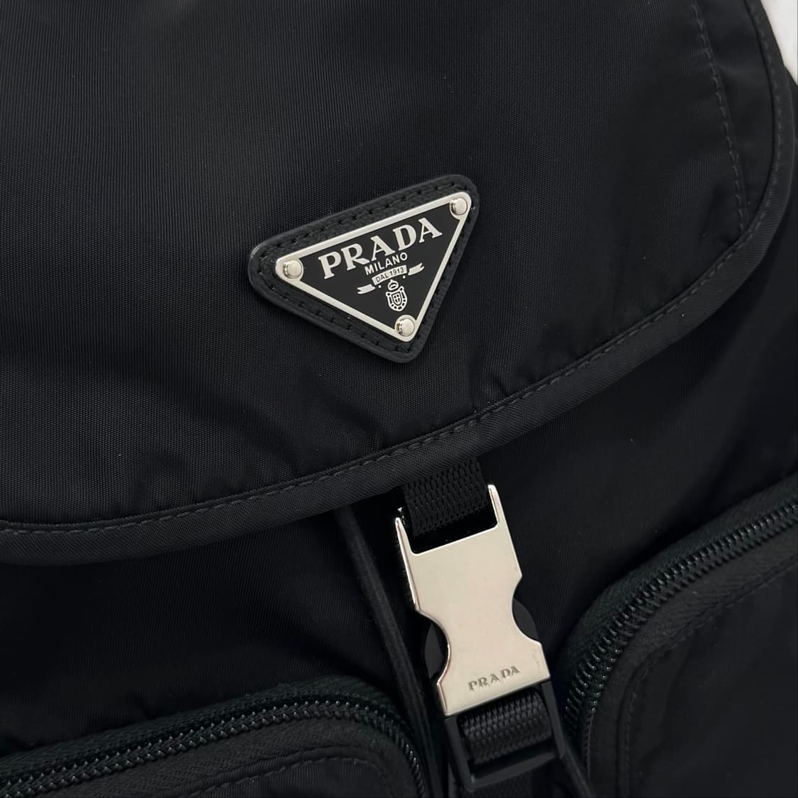 프라다 삼각로고 나일론 버클 백팩 블랙 (1BZ070) 상품이미지4