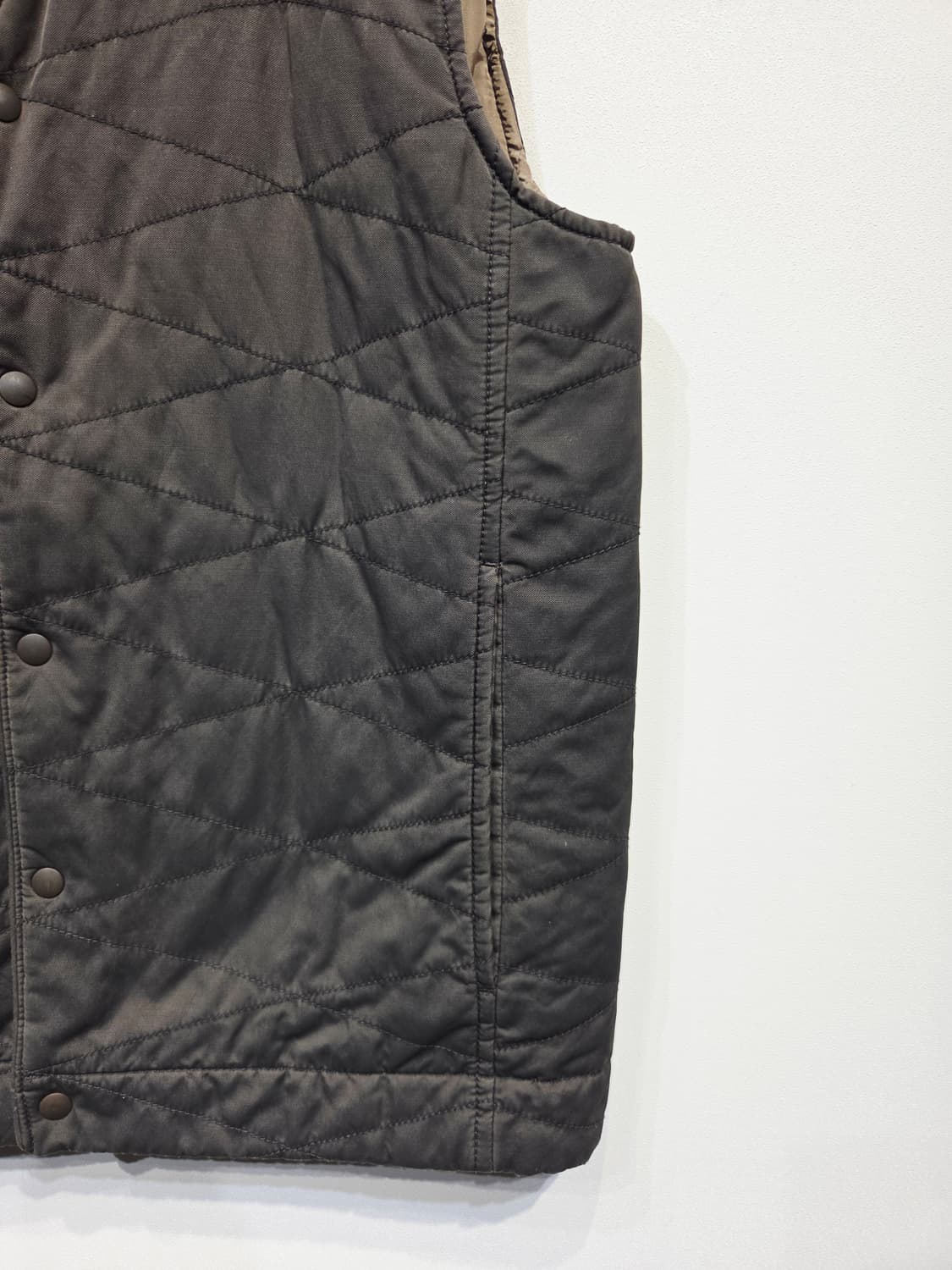 시리즈(series;) 기하학 퀼팅 패딩 베스트 다크그레이 상품이미지5