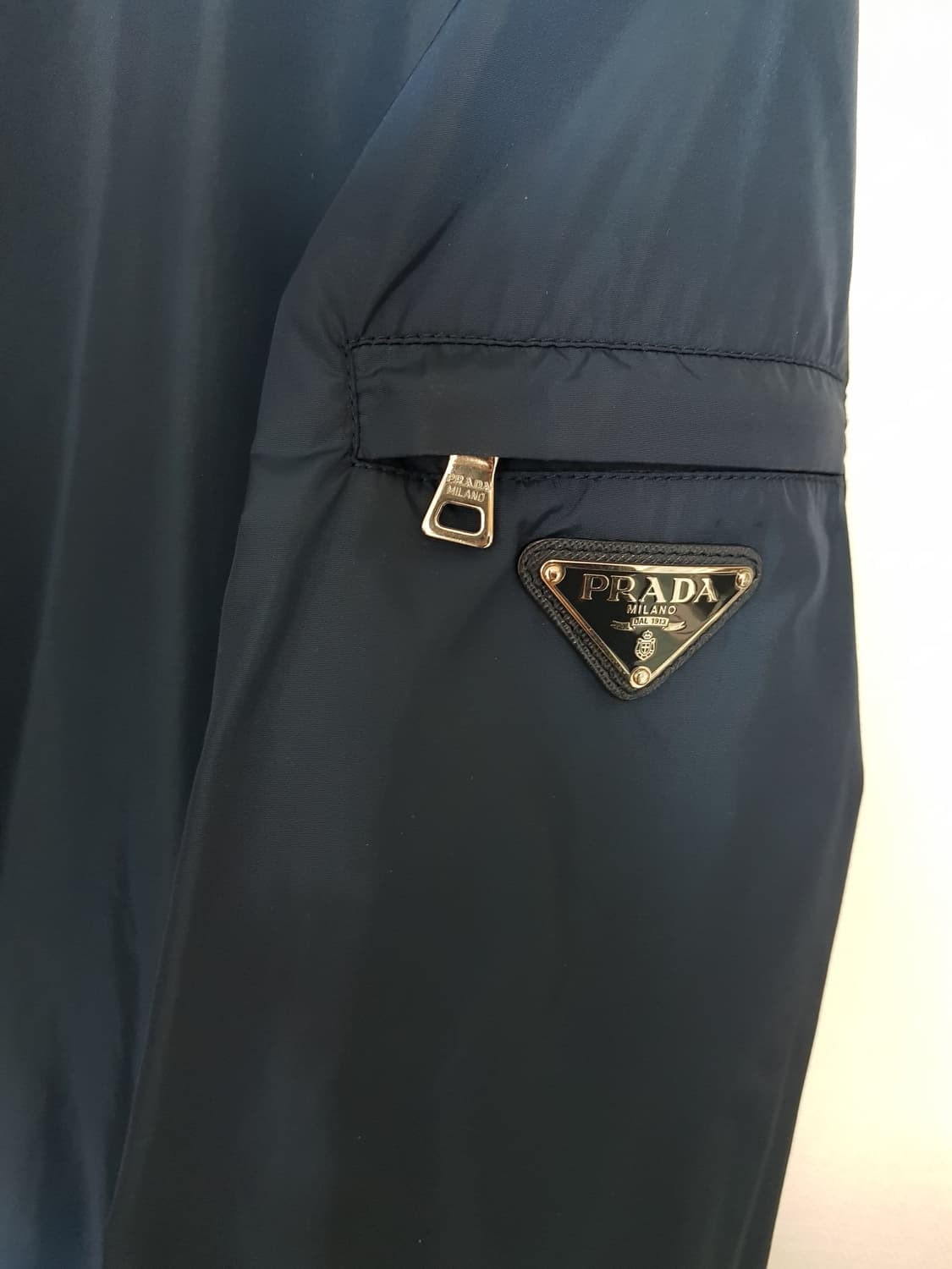 프라다 삼각로고 바람막이 자켓 네이비 상품이미지4
