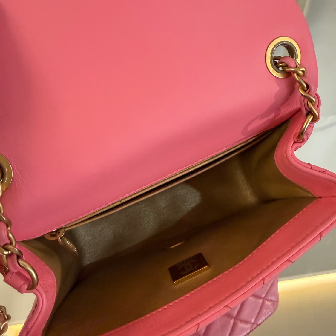 샤넬 골든볼 쁘띠삭 플랩 크로스백 상품이미지8