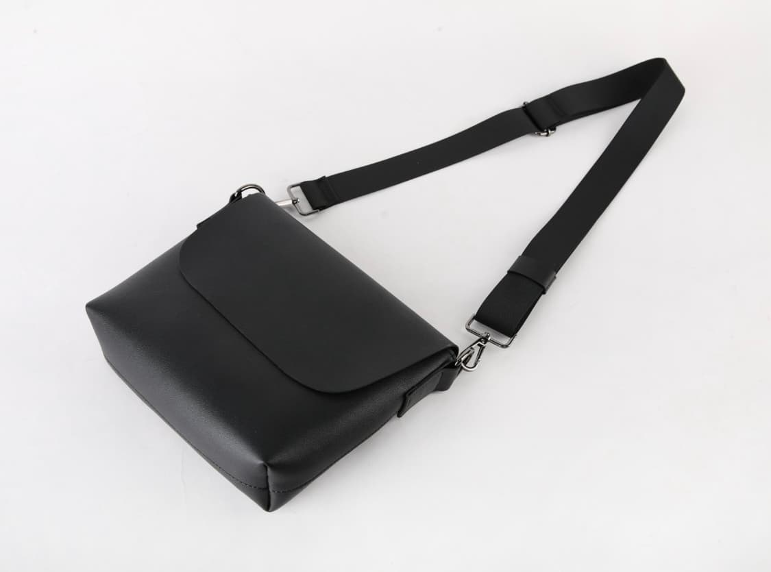 ★미사용 새상품★ 미니멀 블랙 크로스백 / 데일리 가방 / 깔끔한 디자인 상품이미지1