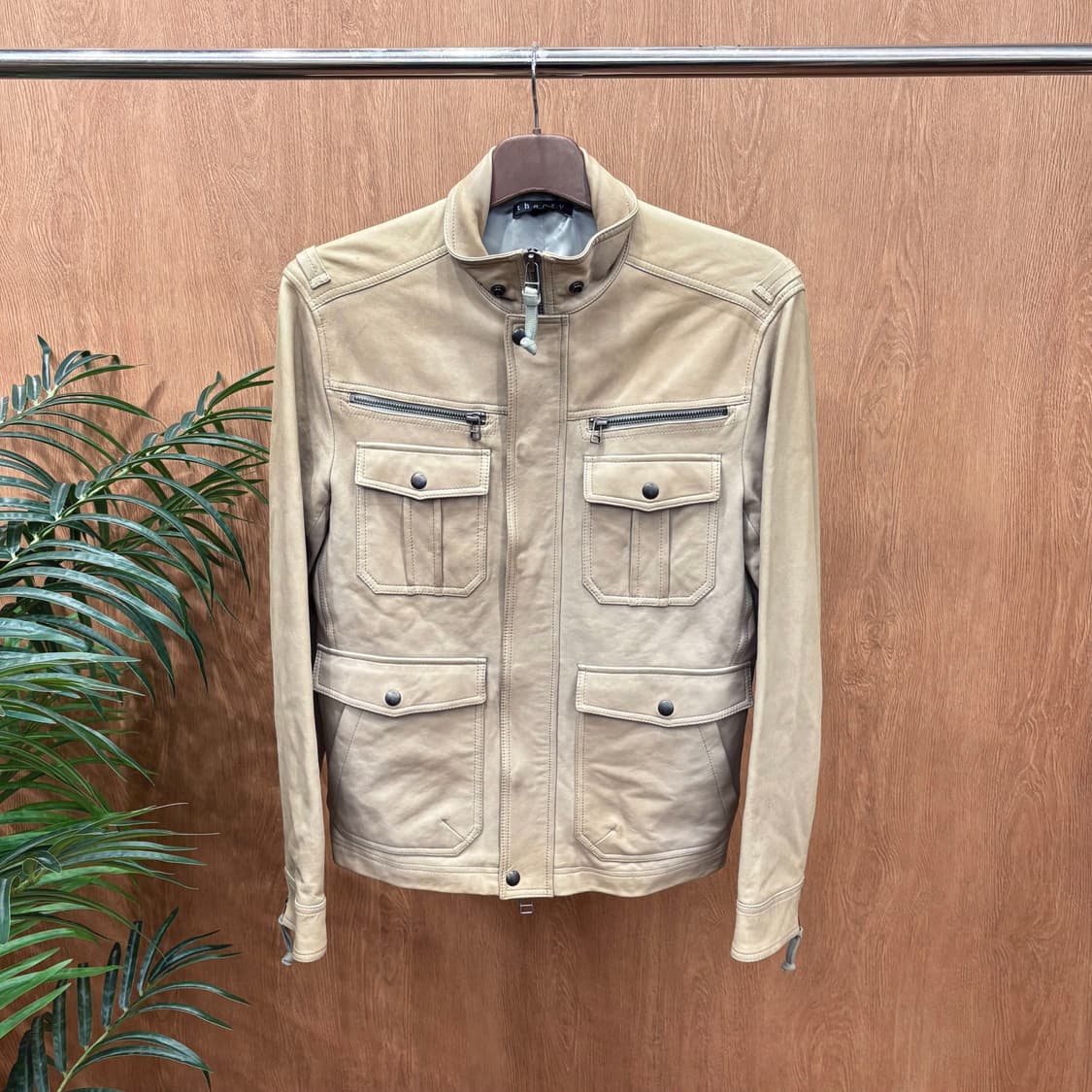 띠어리 하이넥 레더 자켓 4포켓 소매 지퍼 디테일 레귤러핏 베이지 상품이미지1