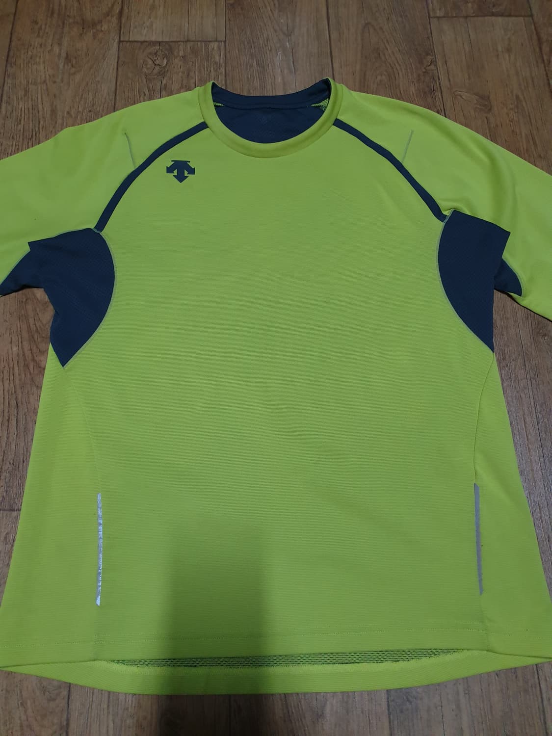 1059 데상트 긴팔티 105 사이즈입니다 상품이미지1