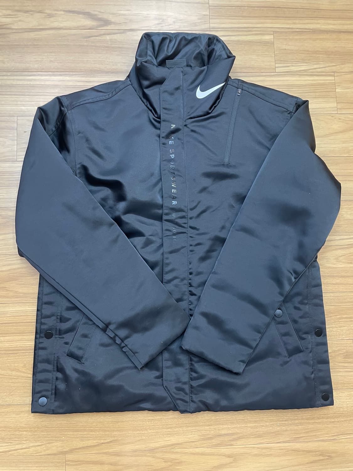 블랙 색상 나이키 바람막이 점퍼 M사이즈입니다. 겉감, 안감 모두 폴리에 상품이미지1