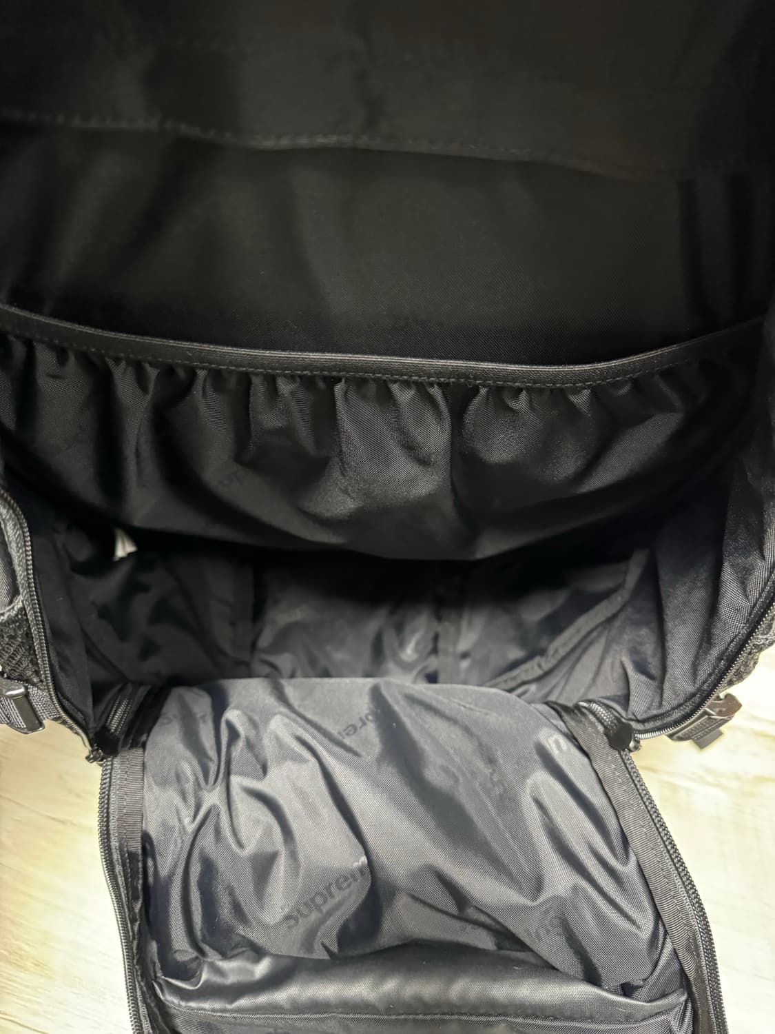 [OS] 23FW 슈프림 백팩 블랙 상품이미지3