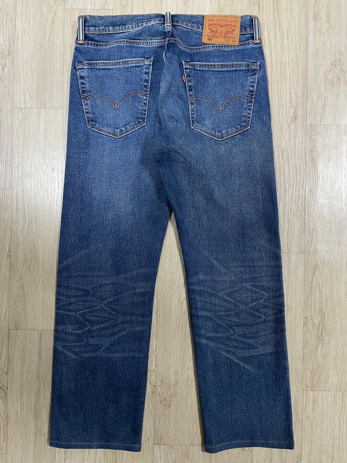 32) 리바이스 매장판 505 일자핏 중청워싱 데님팬츠 상품이미지3