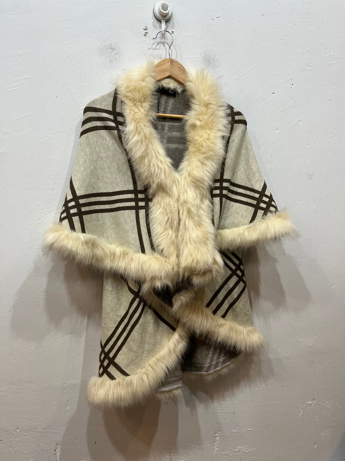 Riana JPN 퍼 트리밍 케이프 상품이미지2