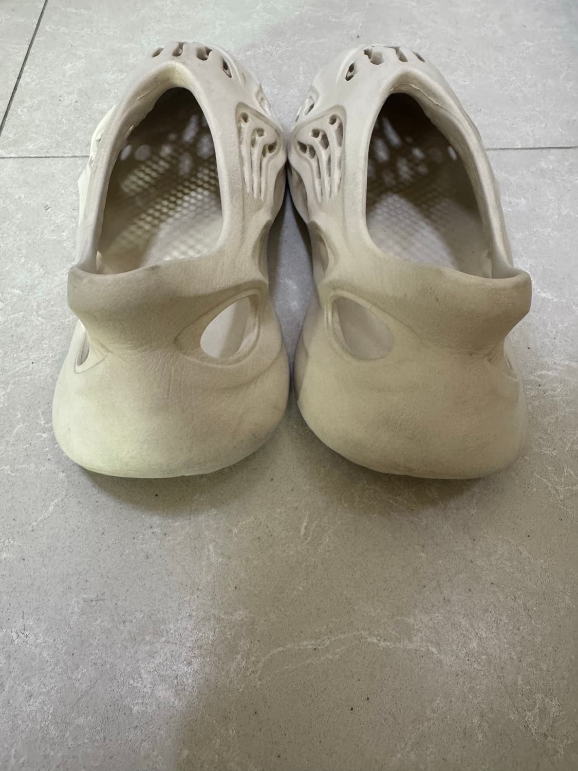 아디다스 이지 폼 러너 샌드 상품이미지8