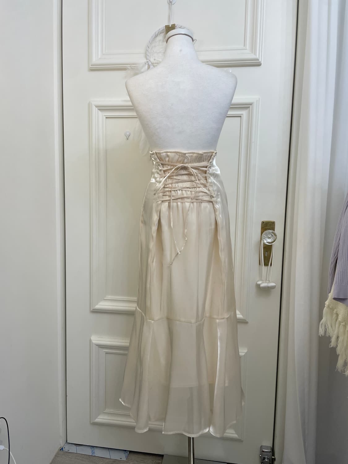 ivory glossy unbalance flare long skirt 상품이미지3