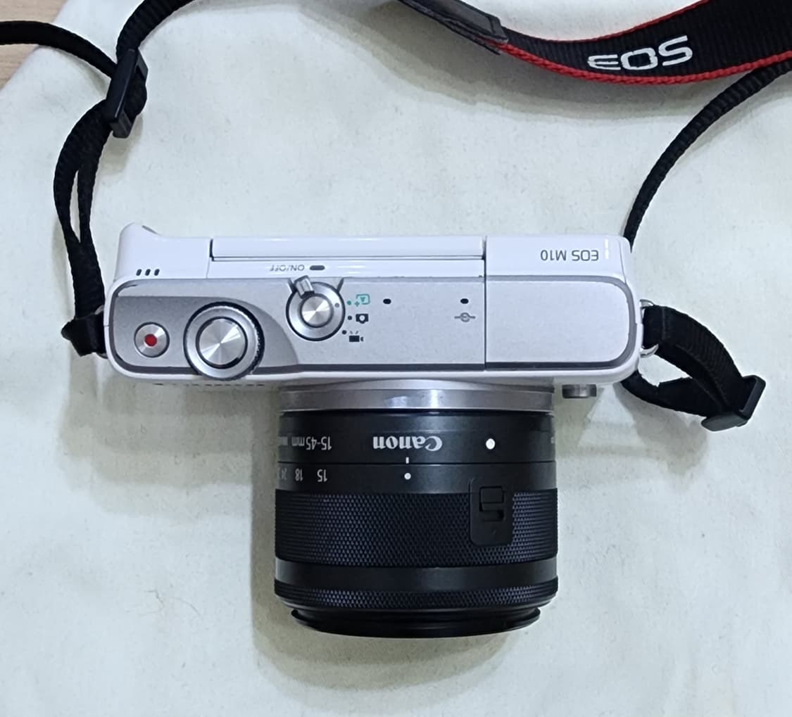 캐논 EOS M10 화이트 미러리스 카메라와 15-45mm 렌즈팝니다. 상품이미지4