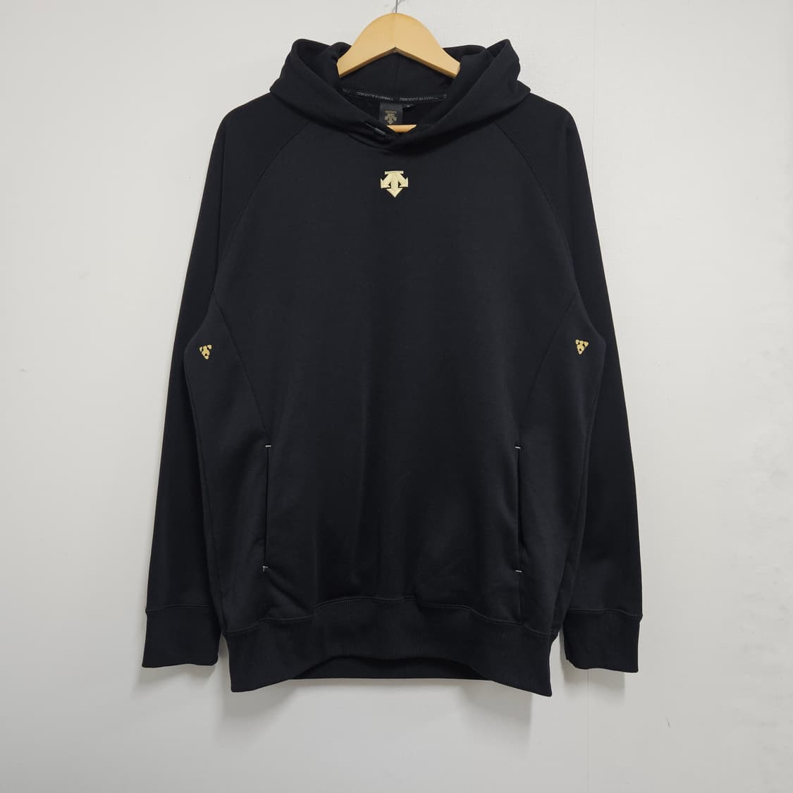 105) 데상트 센터로고 폴리에스터 후드티 상품이미지2