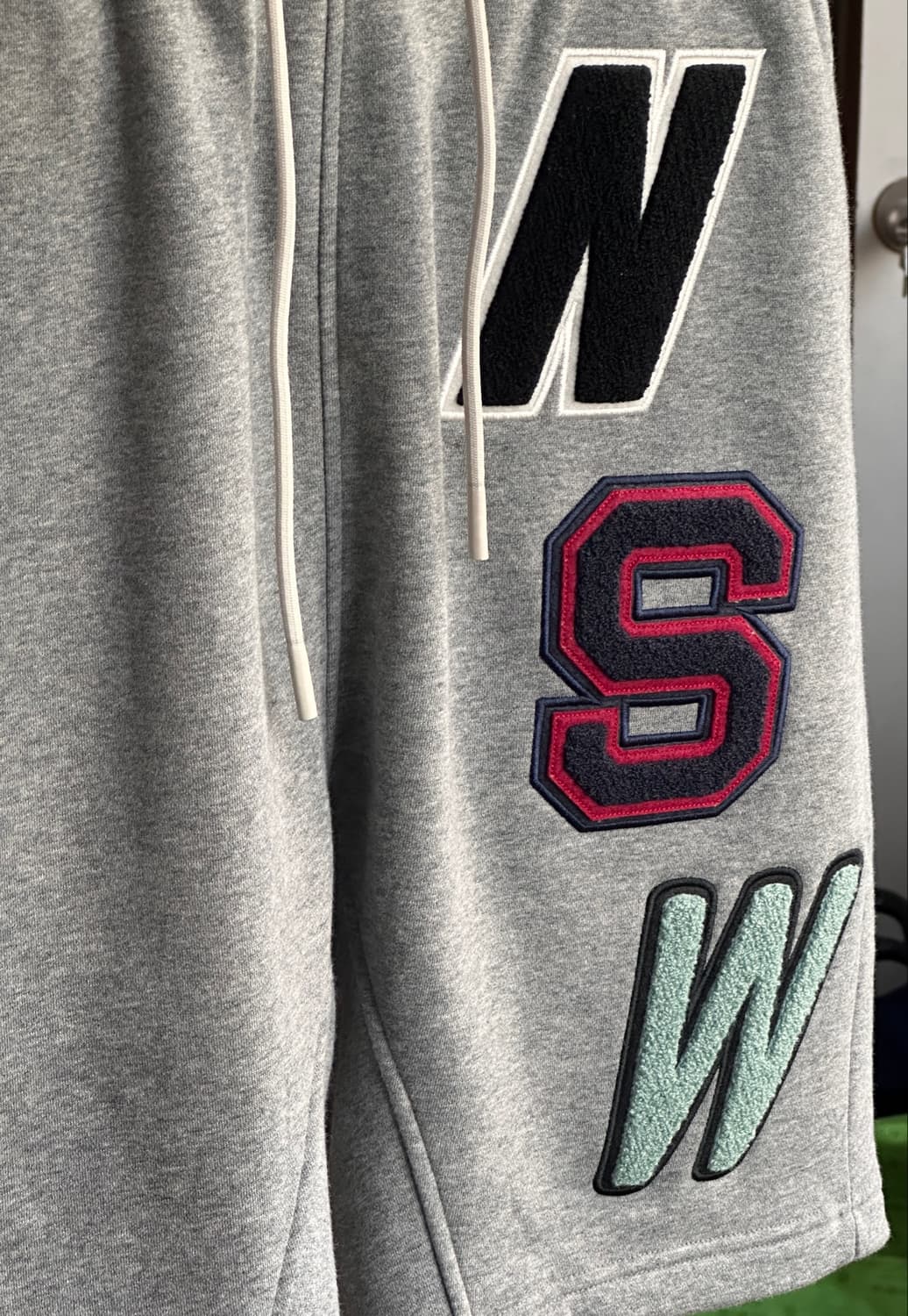 [Nike] 나이키 NSW 부클 바시티 와펜 플리스 반바지 그레이  상품이미지6