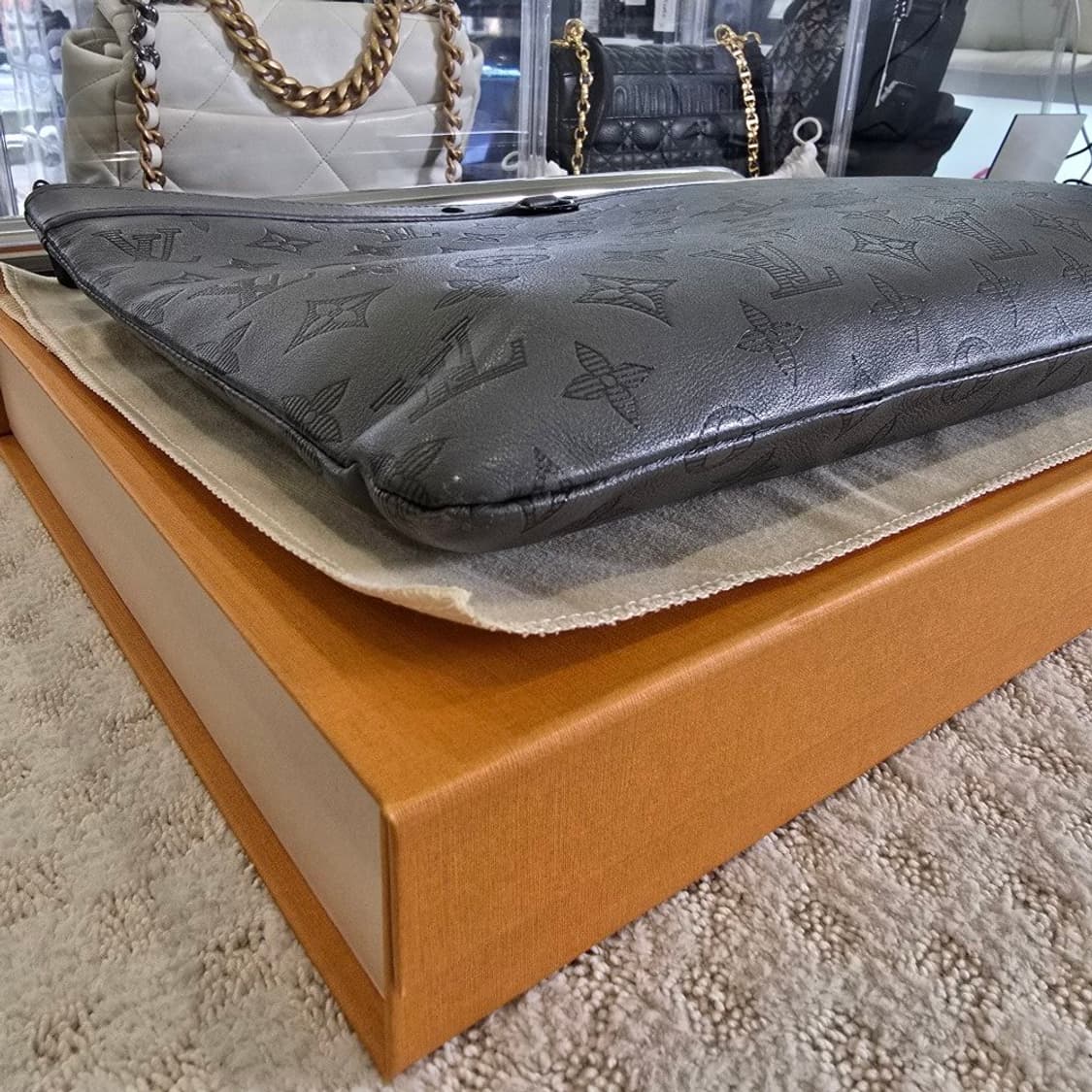 [정품/중고] 루이비통 포쉐트 디스커버리 모노그램 쉐도우 클러치 상품이미지4