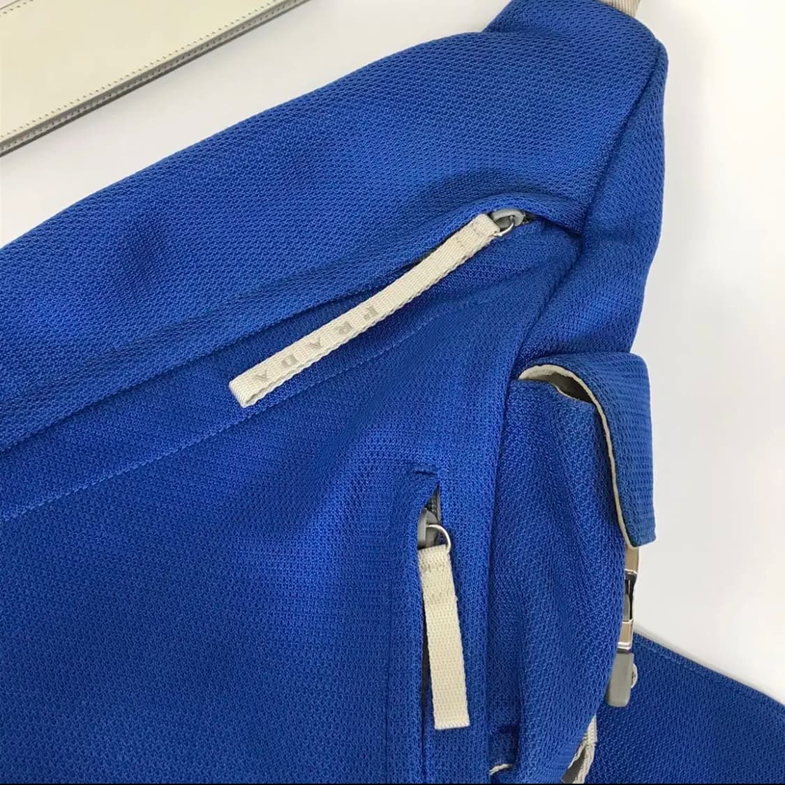 90s Prada sports bag 프라다 스포츠 슬링백 상품이미지3