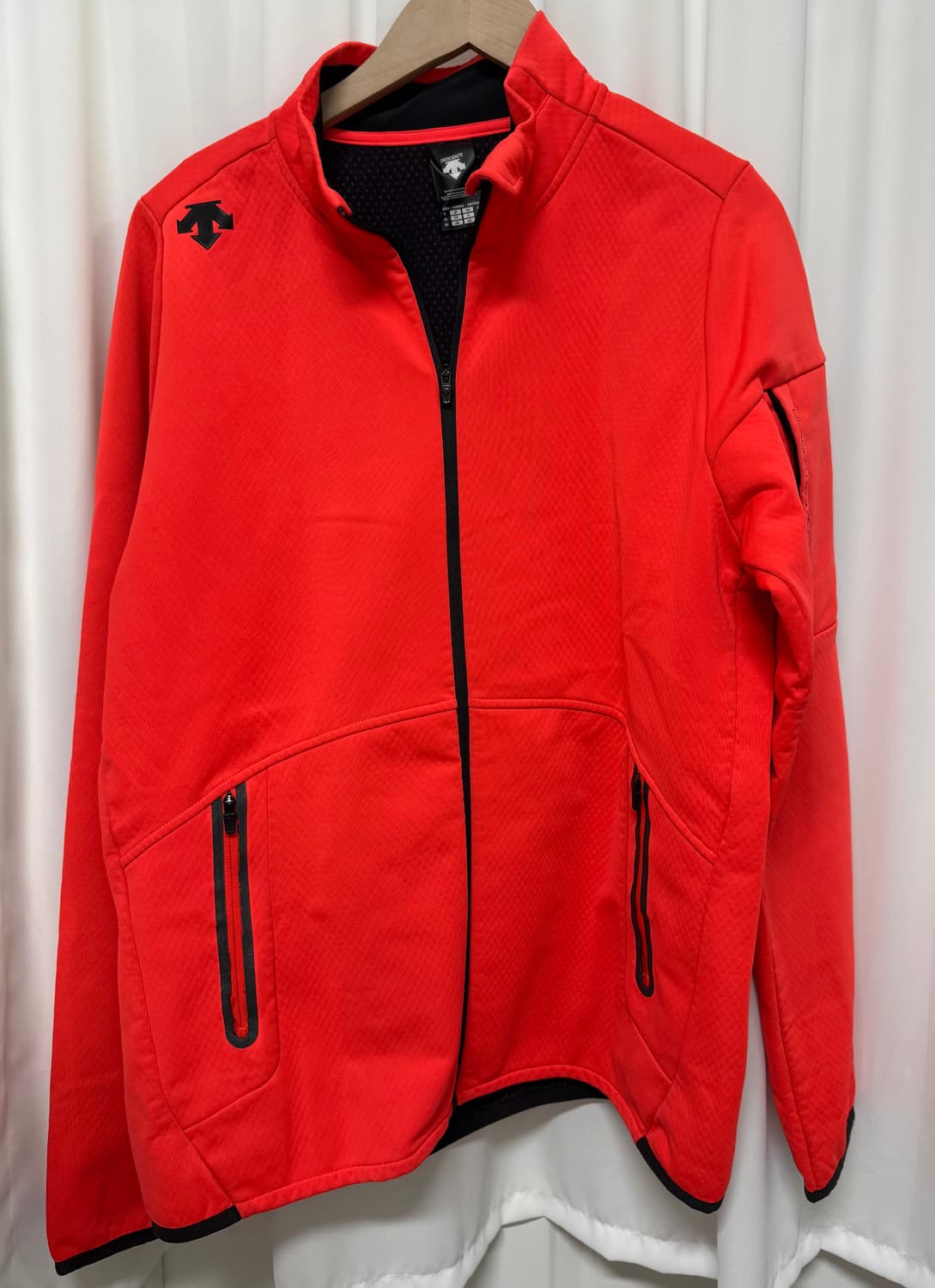 데상트 애슬레틱 트랙 자켓 상품이미지3