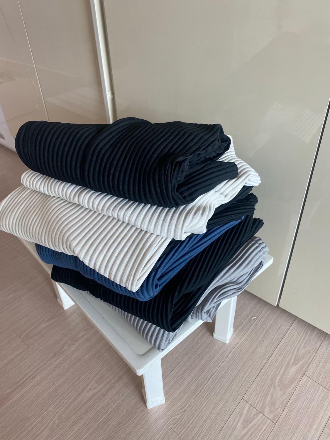 옴므플리세 베이직 블랙 색상 바지 상품이미지4