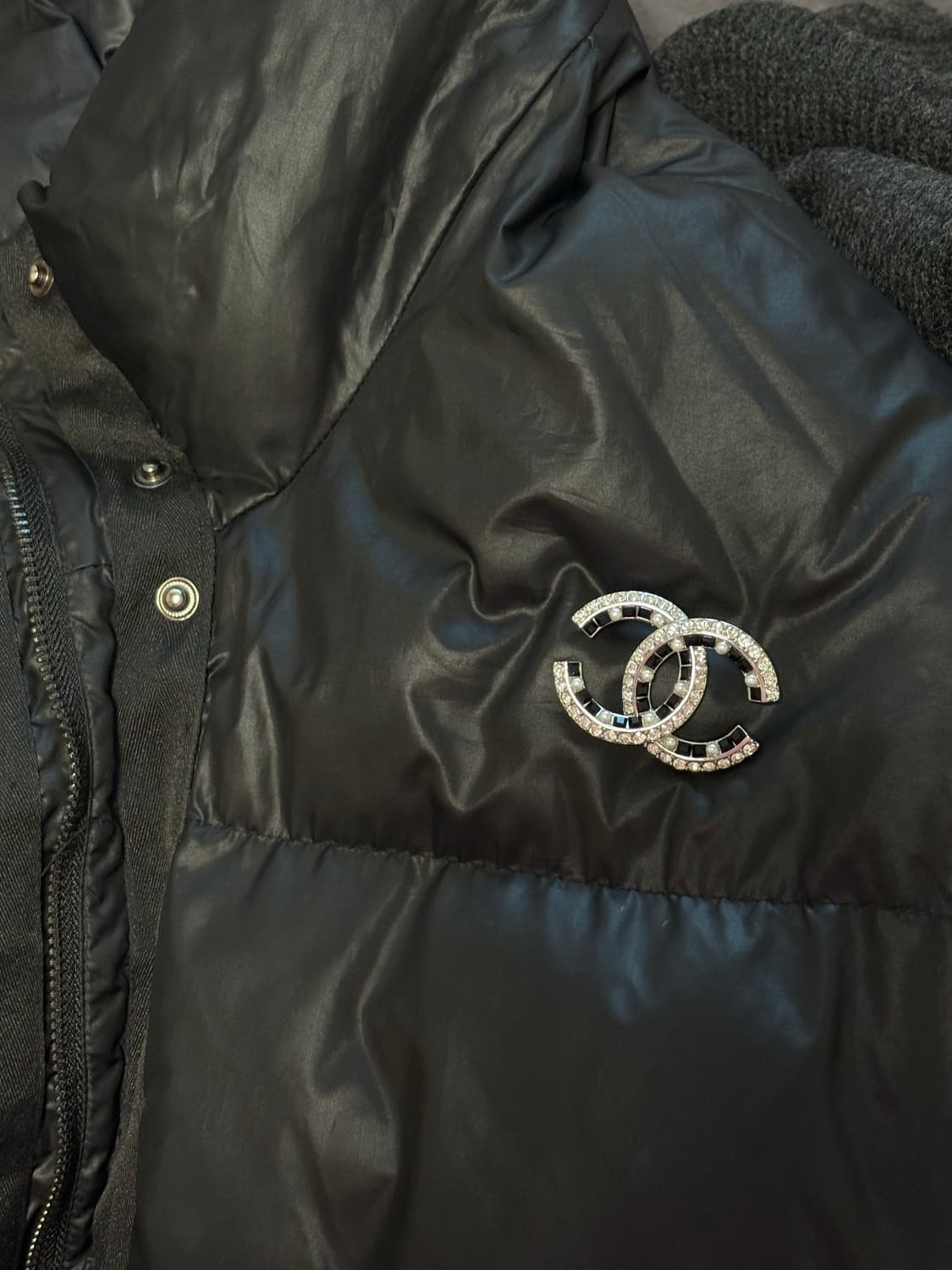 샤넬 정품 업사이클링 cc로고 블랙 메탈 크리스탈 브로치 상품이미지4