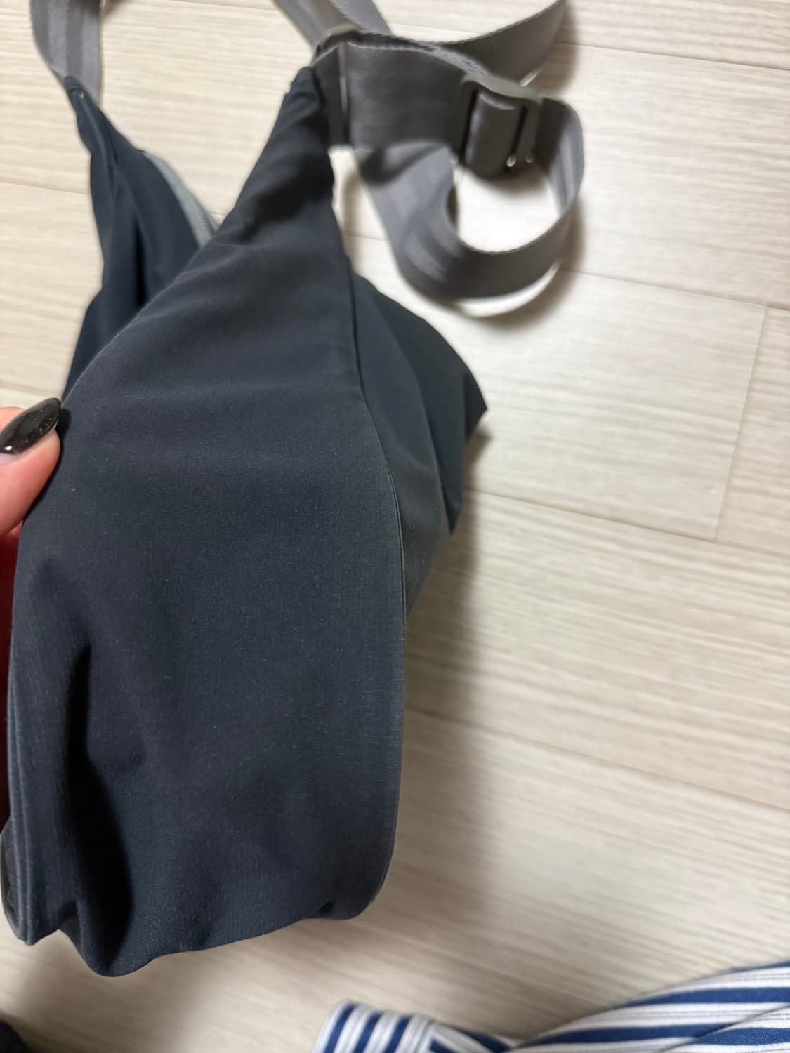 미스치프 롬버스 크로스백 블랙 상품이미지5