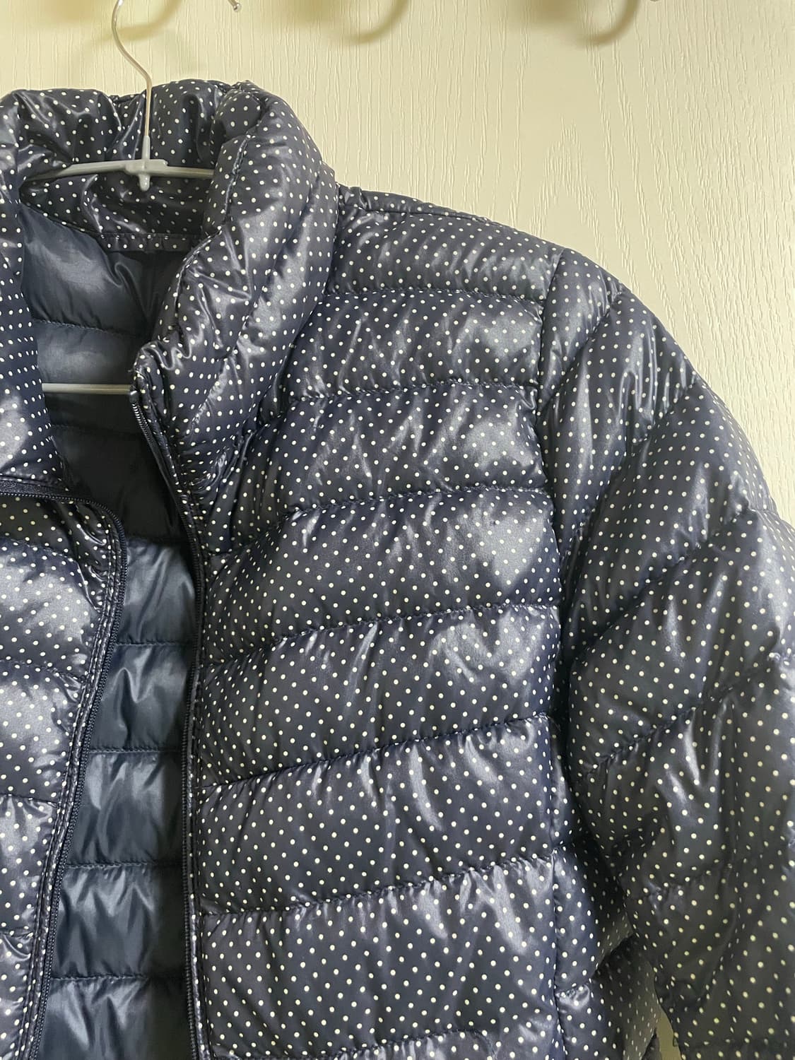 유니클로 네이비 도트 경량패딩 상품이미지3