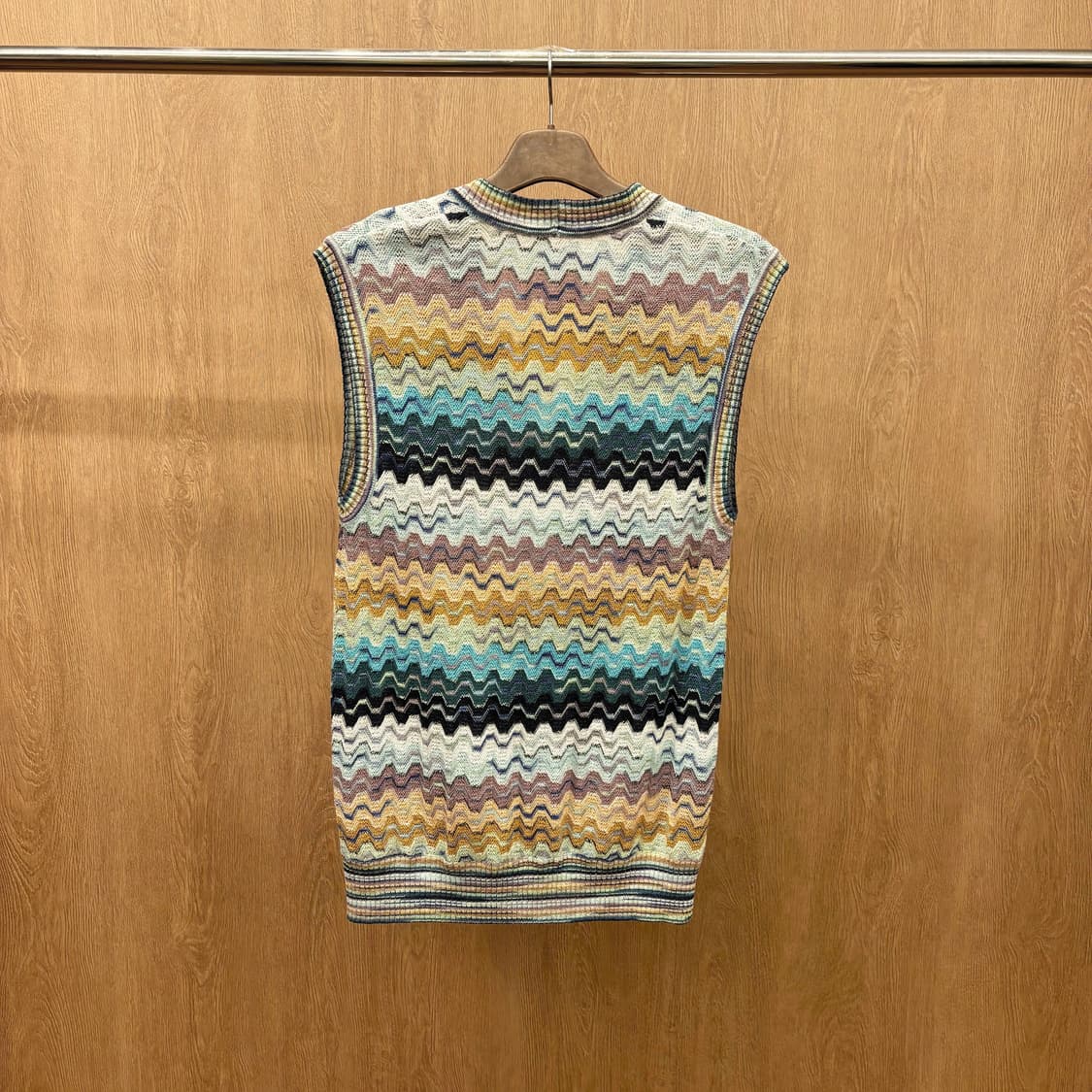 미쏘니 스포츠 민소매 조끼 무지개 물결 무늬 디테일 레귤러핏 레인보우 상품이미지3