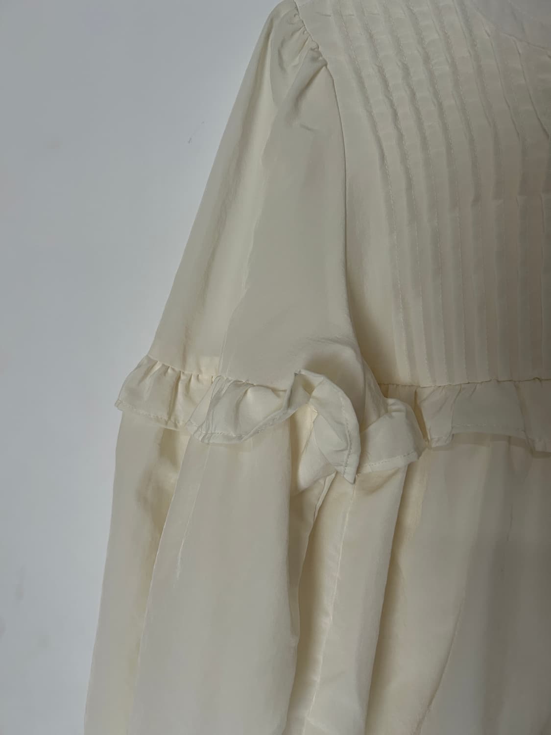 아이보리 프릴 셔츠  상품이미지3