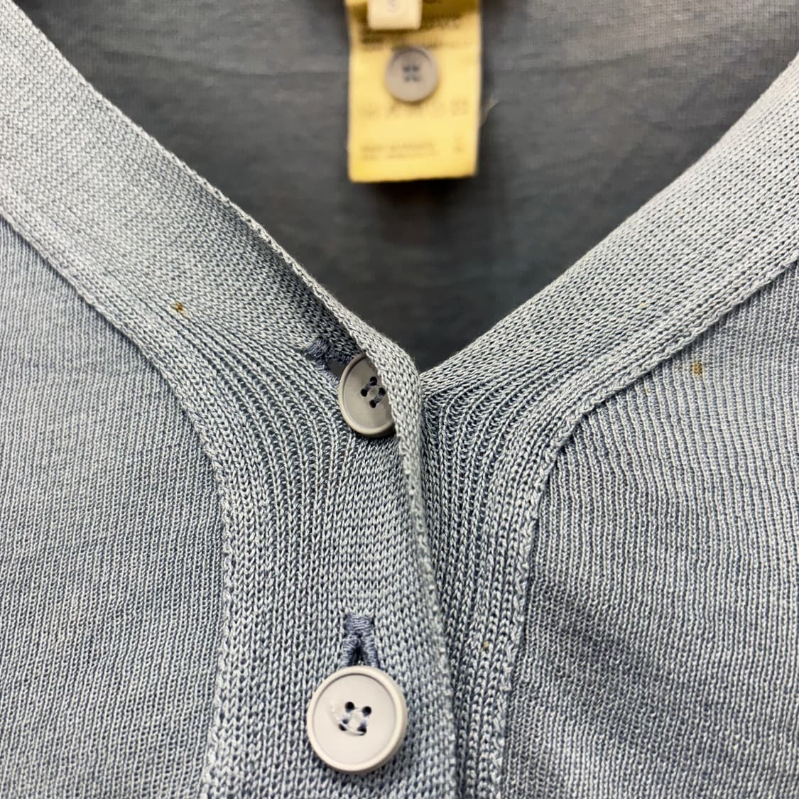 아페쎄 브이넥 니트 프론트 버튼 소매 밑단 시보리 디테일 라이트 블루 상품이미지7