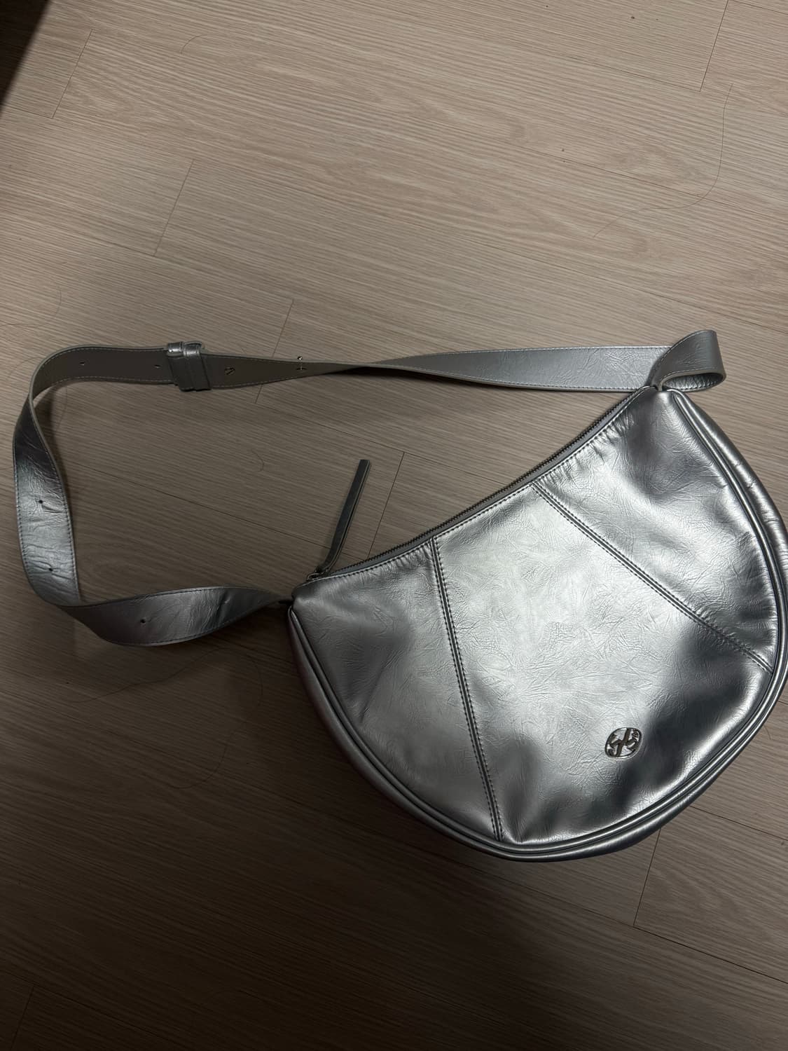 시눈 하프 레더문 백 실버 상품이미지4