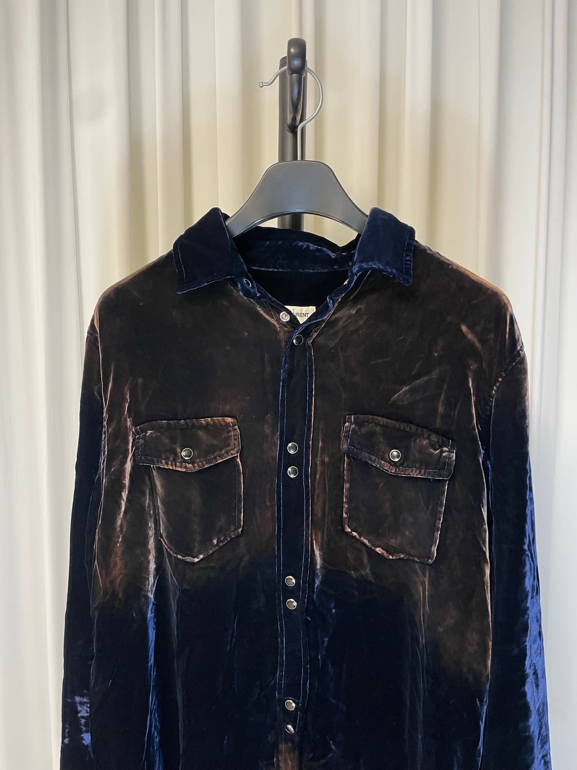 생로랑 오버사이즈 블리치드 벨벳 셔츠 상품이미지4