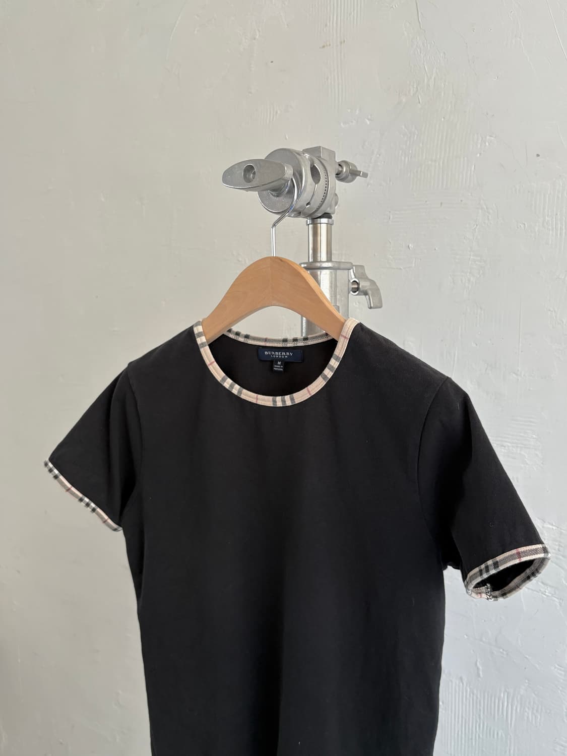 버버리 런던 노바체크 디테일 블랙 반팔 티 상품이미지3