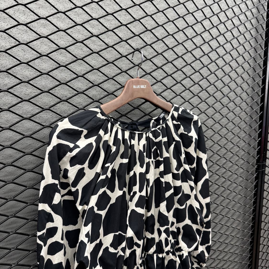 ZARA 자라 긴팔 블라우스 지브라 패턴 허리 밴딩 디테일 블랙 화이트 상품이미지4