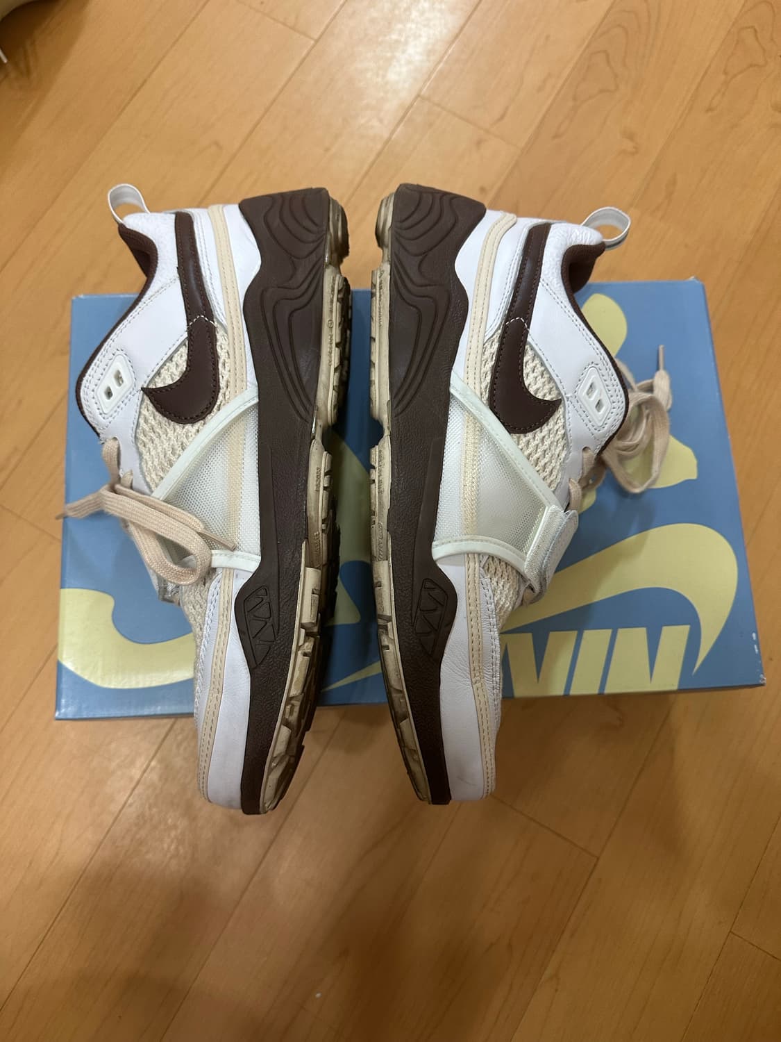 [290]나이키 x 트래비스 스캇 줌 필드 잭스 상품이미지3