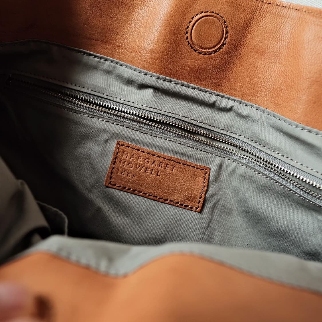 마가렛호웰 아이디어 헬멧백 카멜  상품이미지7