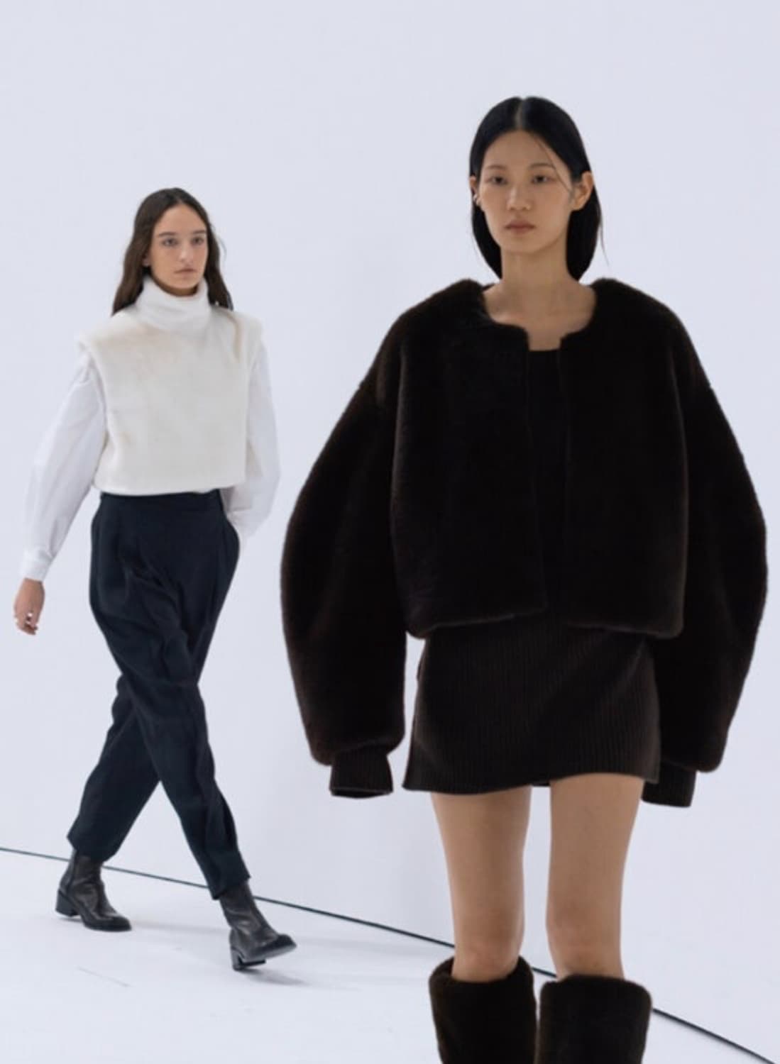 AMOMENTO 아모멘토 ROUND SHAPE 퍼 자켓 상품이미지1