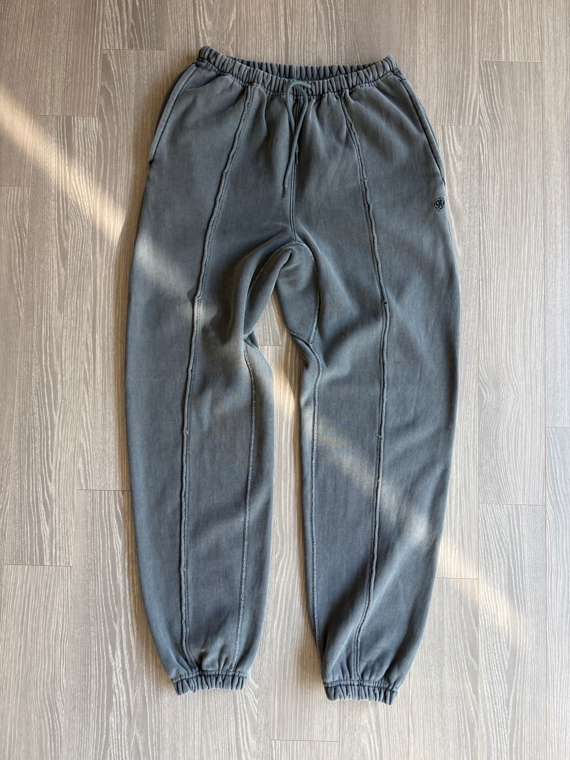 헤리티지플로스 피그먼트 스웻팬츠 XL 차콜 팝니다 상품이미지1