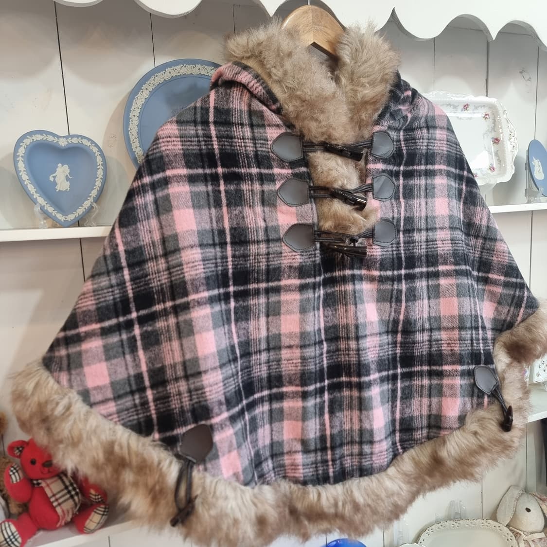 딸기우유 체크 퍼 케이프 상품이미지3