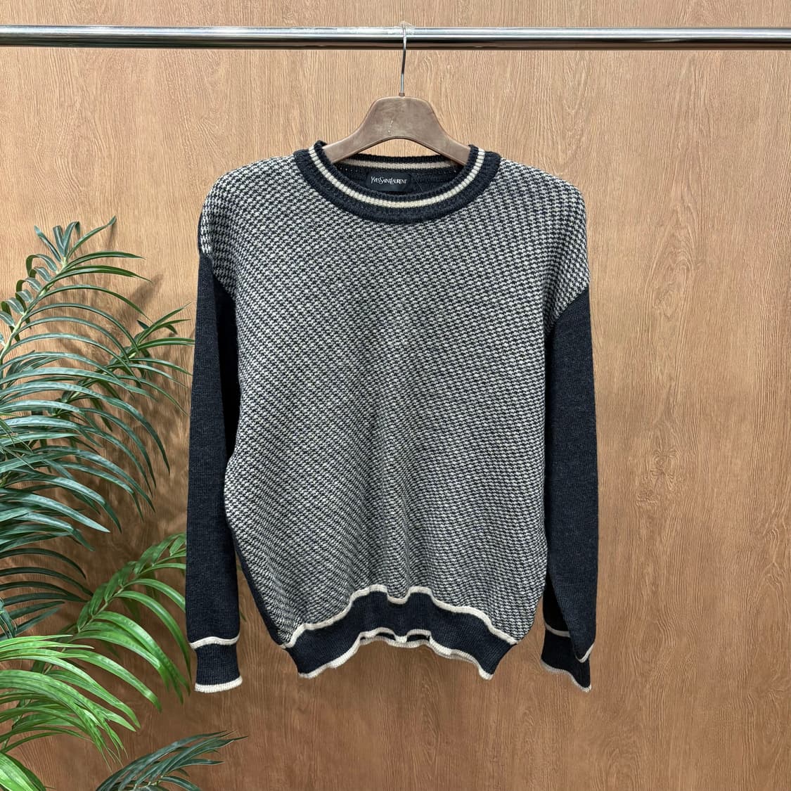 입생로랑 라운드넥 긴팔 니트 하운드투스 짜임 배색 디테일 차콜 베이지 상품이미지1