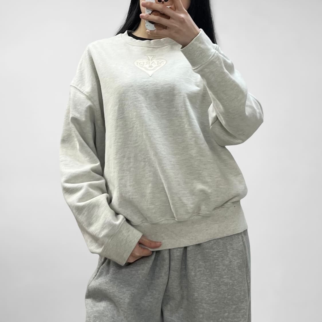 마르디메크르디 스페이드 자수 맨투맨 오트밀 상품이미지1