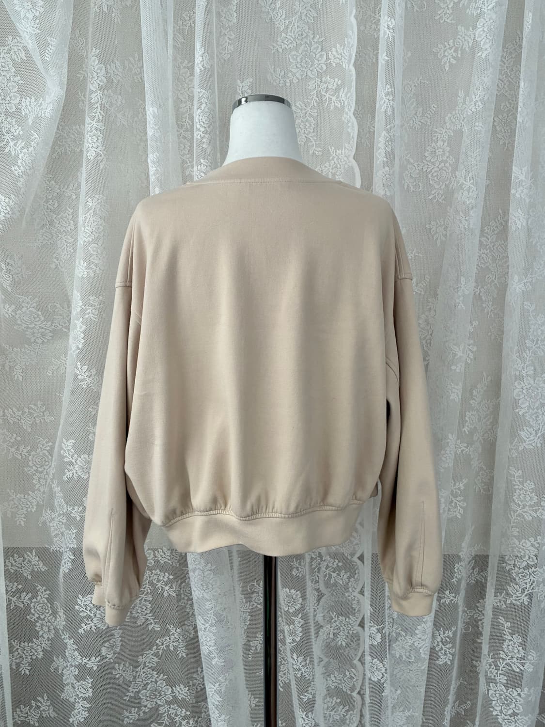 82-94-160) 한섬 오즈세컨 브이넥 크롭 맨투맨 베이지 상품이미지2