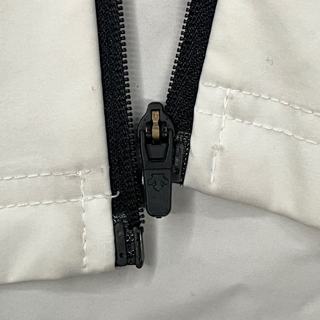 [정품/105] 데상트 KOREA 바람막이 화이트 b17 상품이미지6