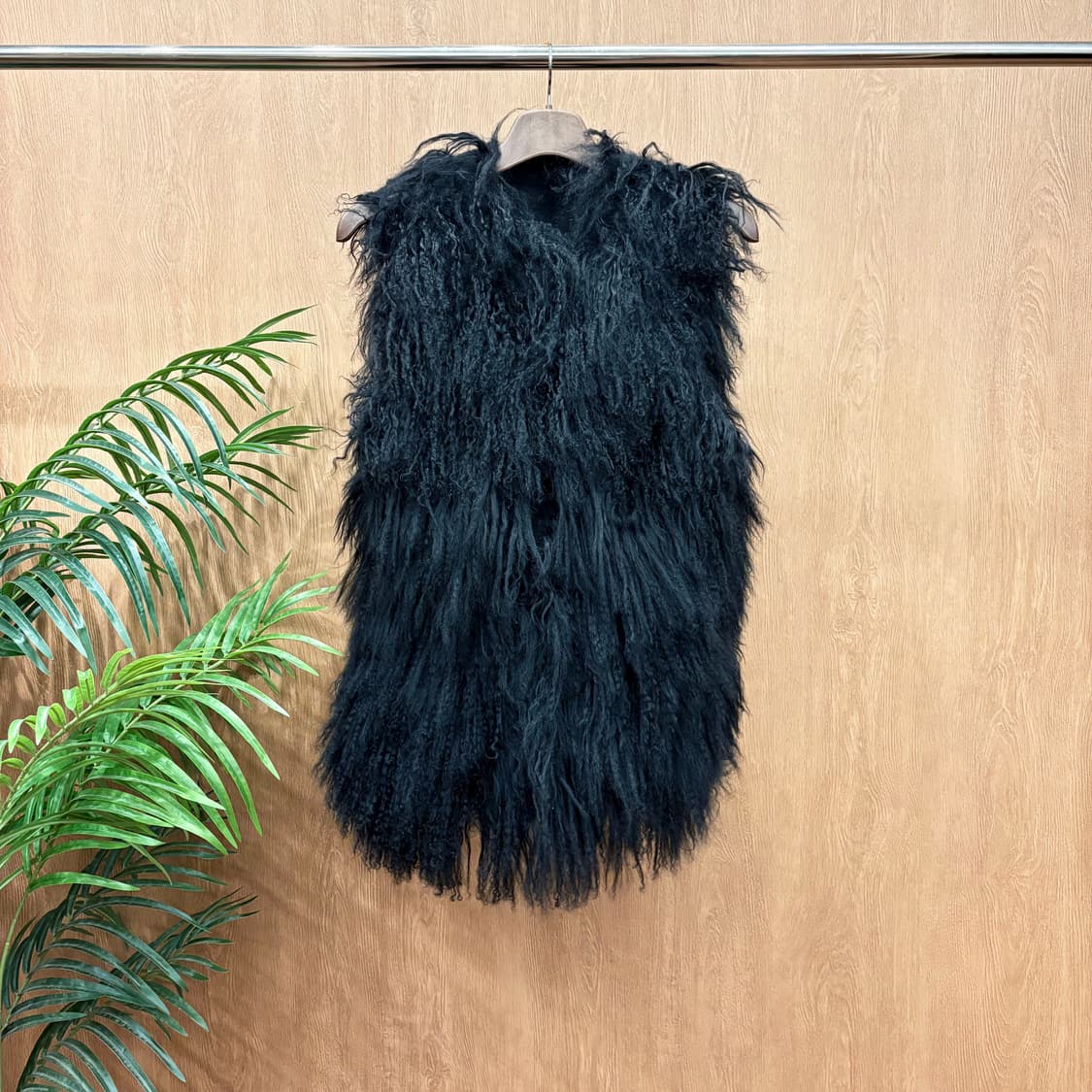 빈티지 퍼 베스트 롱 헤어 텍스처 안감 플라워 자수 패턴 디테일 블랙 상품이미지1